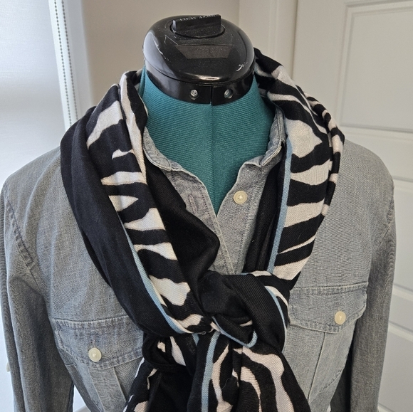 WHITE HOUSE BLACK MARKET WHBM BLACK WHITE ZEBRA PRINT LIGHTWEIGHT SCARF WOMEN OS - Picture 2 of 12
